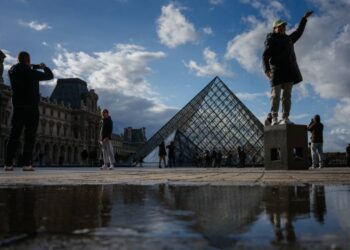 متحف اللوفر ينقـــــل مجوهرات إلى بنك فرنسا بعد السرقة المشهودة