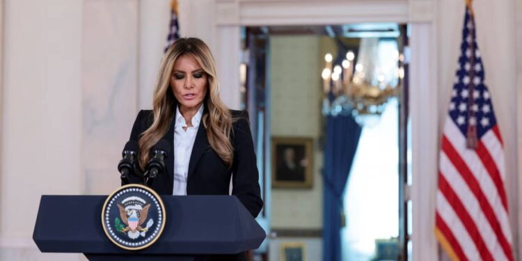 ميلانيا ترمب تنأى بنفسها عن قرار هدم الجناح الشرقي للبيت الأبيض