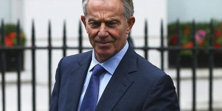 عودة توني بلير إلى واجهة غزة تثير الجدل: بين “الوصاية” و”فرصة السلام”