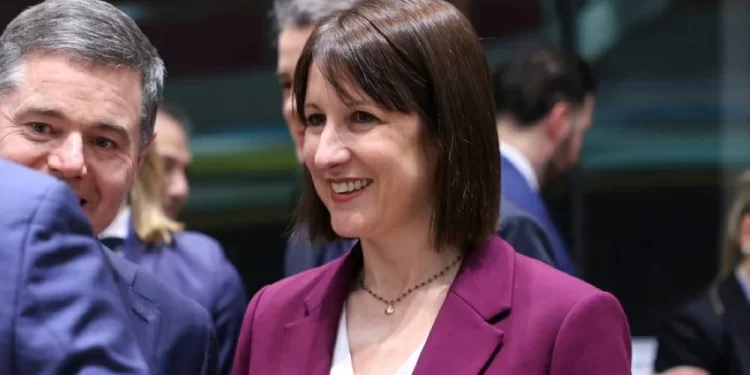 بريطانيا.. وزيرة المالية ,,, ندرس زيــــادة الضرائب وخفض الإنفاق