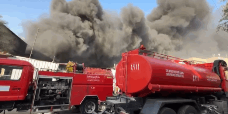 البصرة.. انفجار أنبوب غاز يشعل حريقاً في مصنع الحديد