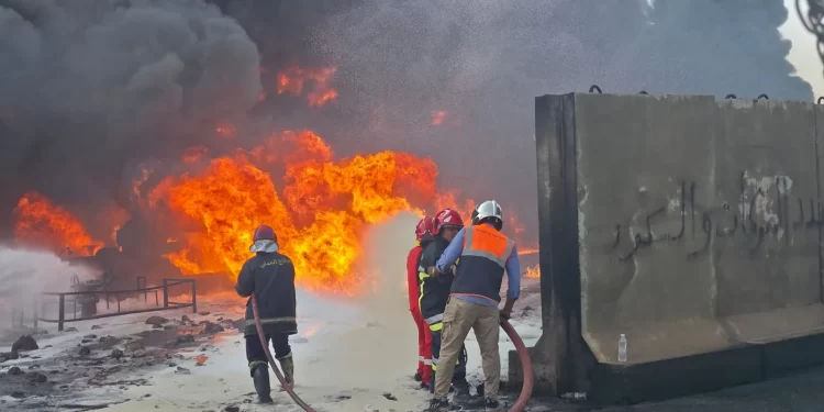 انفجار كبير واندلاع حريق ضخم بمستودع للنفط غربي البصرة