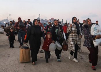 آلاف من الفلسطينيين يعودون إلى مدينة غزة,,, لليوم الثالث على التوالي