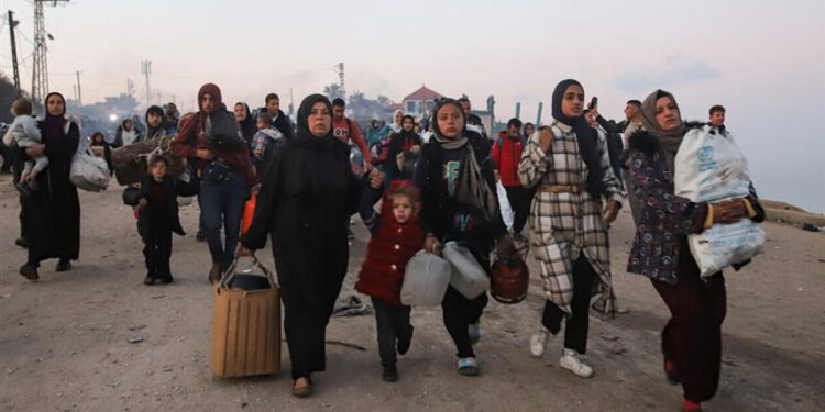 آلاف من الفلسطينيين يعودون إلى مدينة غزة,,, لليوم الثالث على التوالي