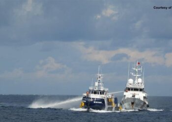 الفلبين تتهم الصين بصدم سفينة بالقرب من جزيرة متنازع عليها