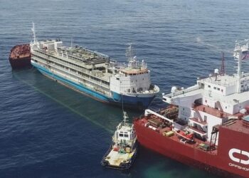 احتراق سفينة بعد انفجار قبالة سواحل اليمن