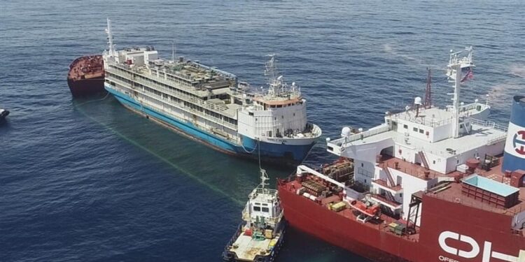 احتراق سفينة بعد انفجار قبالة سواحل اليمن