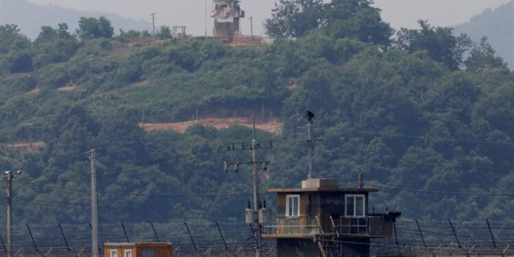 كوريا الجنوبية تحتجــــز جندياً شمالياً بعد عبوره الحدود البرية