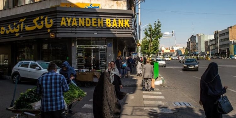 ايران تعلن إفــــلاس أحد أكبر المصارف الخاصة
