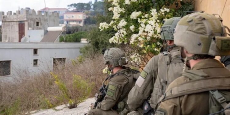 قوة إسرائيلية تدخل مبنى بلدية جنوب لبنان وتقتل موظفاً خلال نومه