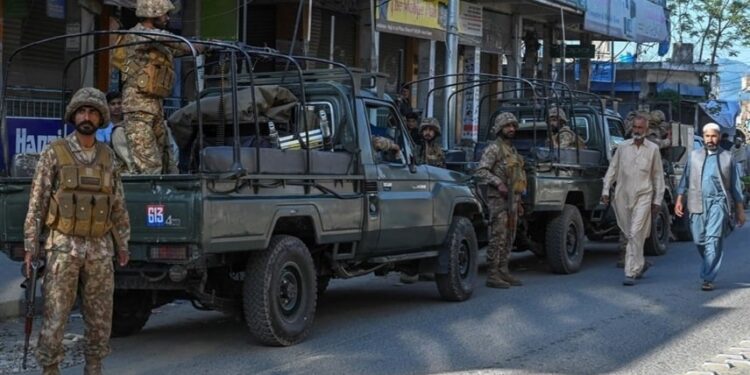 باكستان.. مقتل ضابط في اشتباكات مع إرهابيين