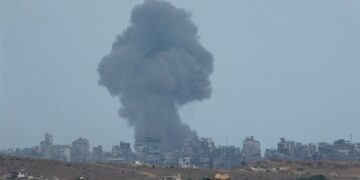 إسرائيل تشن غارات عنيفة على القطاع,,, بعد إعلان اتفاق غزة