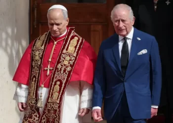الملك تشارلز وبابا الفاتيكان يصلّيان معاً لأول مرة منذ 500 عام
