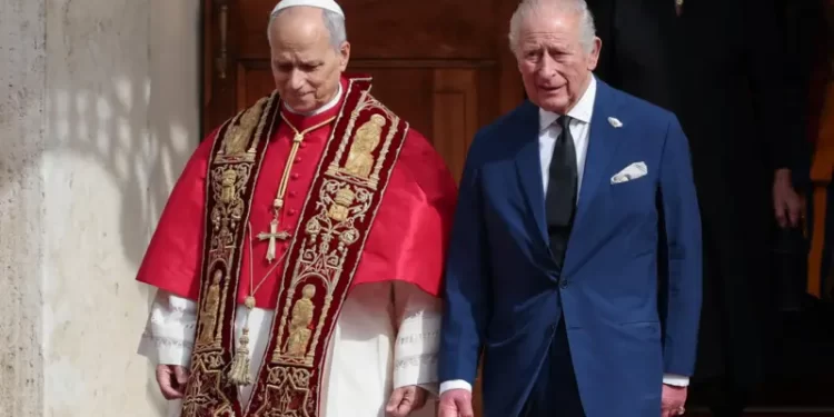 الملك تشارلز وبابا الفاتيكان يصلّيان معاً لأول مرة منذ 500 عام