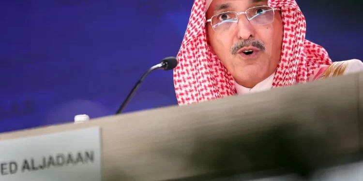 وزير المالية السعودي يحــــذر من “عاصفة” الديون العالمية