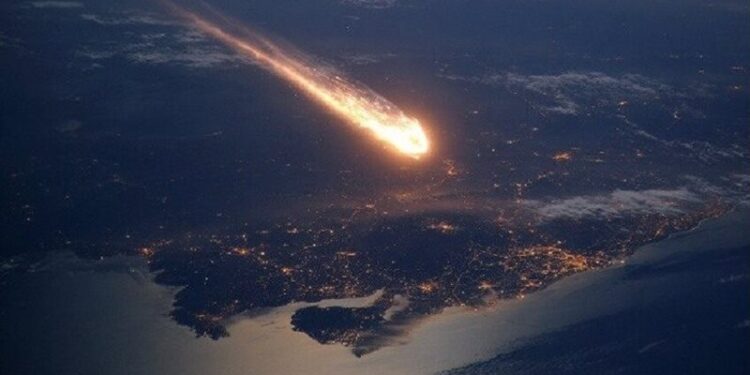 سقوط نيزك كبير قبالة سواحل إندونيسيا