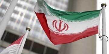 ايران.. القضاء يحكم بالسجن على فرنسيين بتهمة التجسس لصالح باريس وتل أبيب