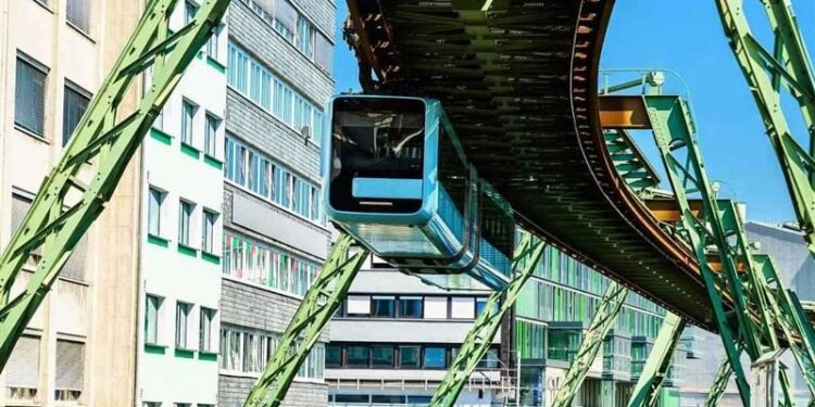 المانيا.. هجوم غامض بأجسام مجهولة على القطار المعلق