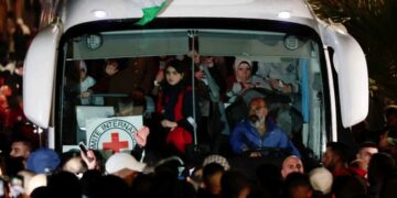 جميع الأسرى الفلسطينيين صعدوا على متن حافلات داخل سجون إسرائيلية