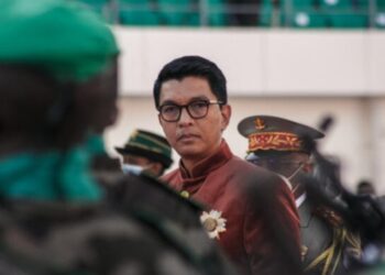 رئيس مدغشقر يفـــــر من البلاد على متن طائرة فرنسية بعد احتجاجات عنيفة