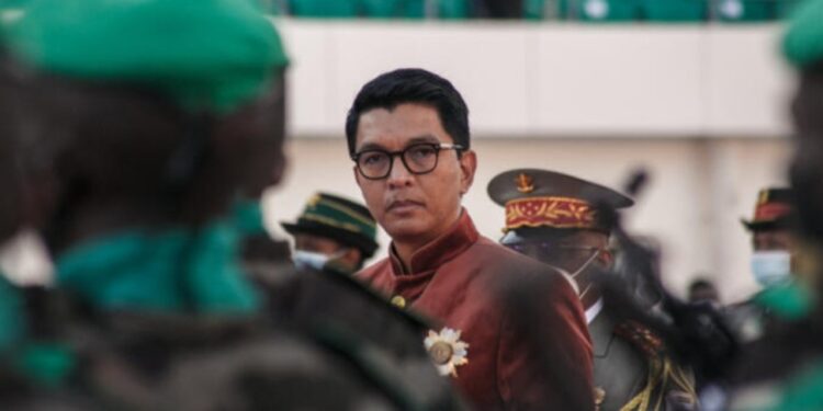 رئيس مدغشقر يفـــــر من البلاد على متن طائرة فرنسية بعد احتجاجات عنيفة