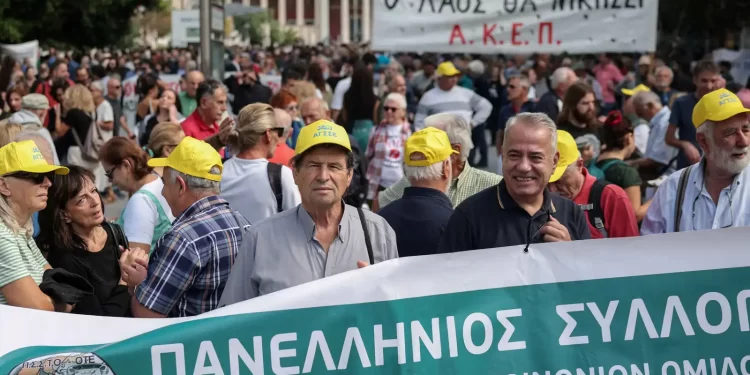 اليونانيون ينتفضون على قانون العمل “13 ساعة”…”لسنا روبوتات”