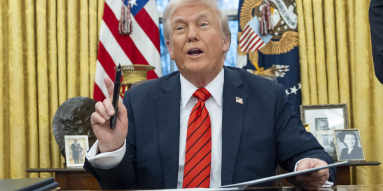 ترامب يحدد موعداً لإطلاق جميع الرهائن والمحتجزين