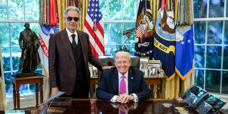 أندريا بوتشيلي يغني لدونالد ترامب في البيت الأبيض