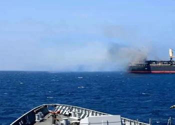 مقتل أحد أفراد طاقم سفينة هولندية هاجمها الحوثيون قبالة اليمن