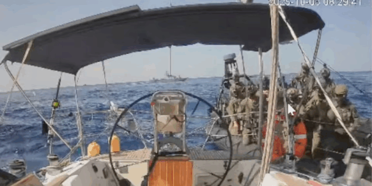 إسرائيل تعترض آخر قوارب “أسطول الصمود” وتبدأ بترحيل النشطاء