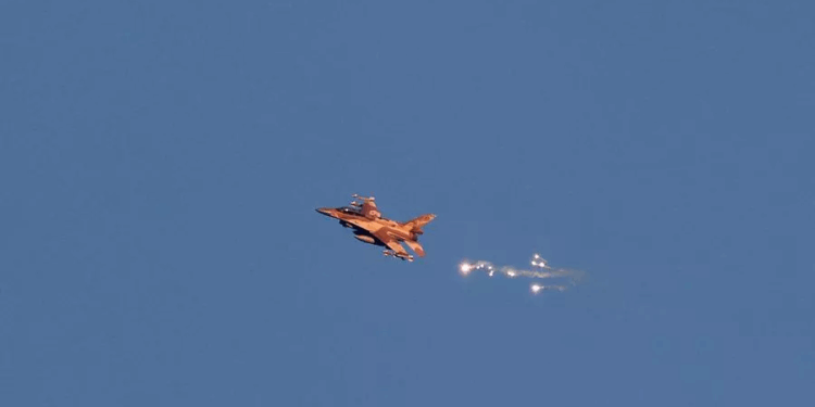 طائرة حربية إسرائيلية تسقط ذخائر فوق البحر المتوسط,, انفجرت في الجو