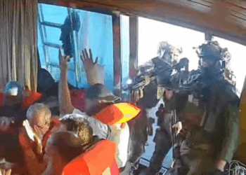 إسرائيل تعترض 13 قاربًا من “أسطول الصمود” وسط إدانات دولية ومواصلة 30 قاربًا الإبحار نحو غزة