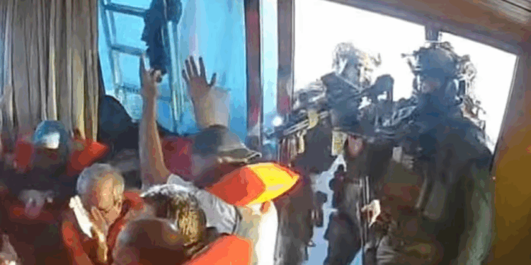 إسرائيل تعترض 13 قاربًا من “أسطول الصمود” وسط إدانات دولية ومواصلة 30 قاربًا الإبحار نحو غزة