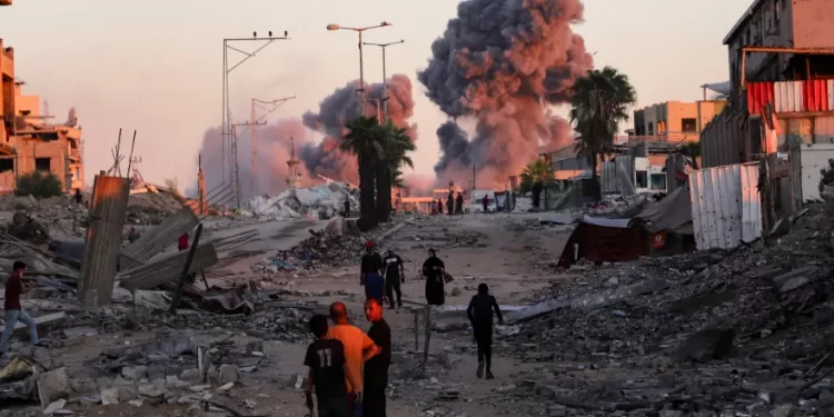 تفاؤل حذر في محادثات غزة وحماس تسلم قوائم أسماء لتبادل الرهائن والمعتقلين