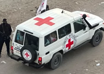 حماس تسلم 7 رهائن إسرائيليين في غزة إلى اللجنة الدولية للصليب الأحمر