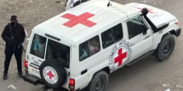 حماس تسلم 7 رهائن إسرائيليين في غزة إلى اللجنة الدولية للصليب الأحمر