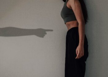 تزايد التلاعب العاطفي بسلوك “فتات الخبز”