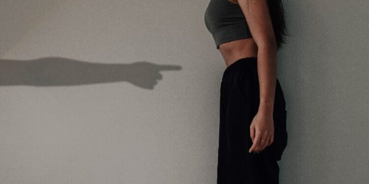 تزايد التلاعب العاطفي بسلوك “فتات الخبز”