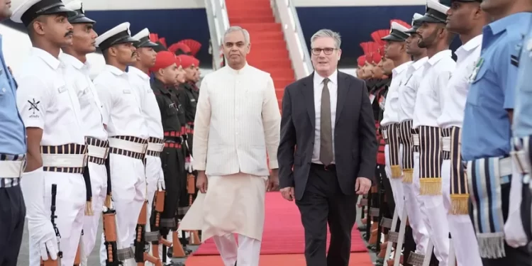 رئيس وزراء بريطانيا يقود “أكبر بعثة تجارية حكومية” إلى مومباي