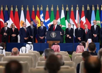 رحلة ترامب في 10 مشاهد