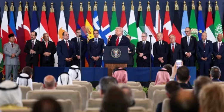 رحلة ترامب في 10 مشاهد