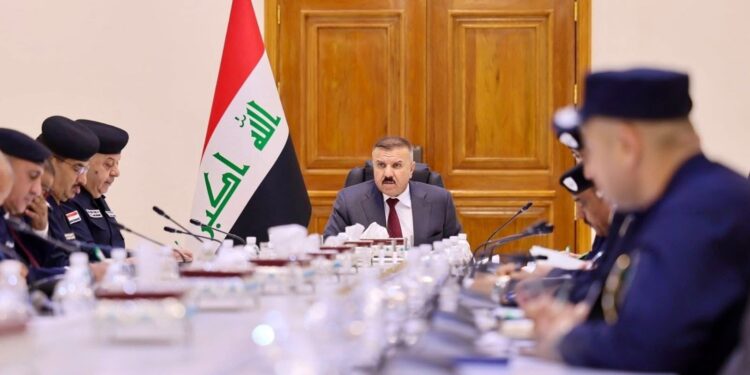 وزير الداخلية يوجّه بتأهيل الطائرات المروحية للعمل ليلاً ونهاراً لدعم عمليات الإنقاذ والإطفاء