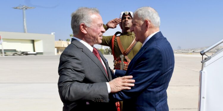 رئيس الجمهورية يصل إلى الاردن