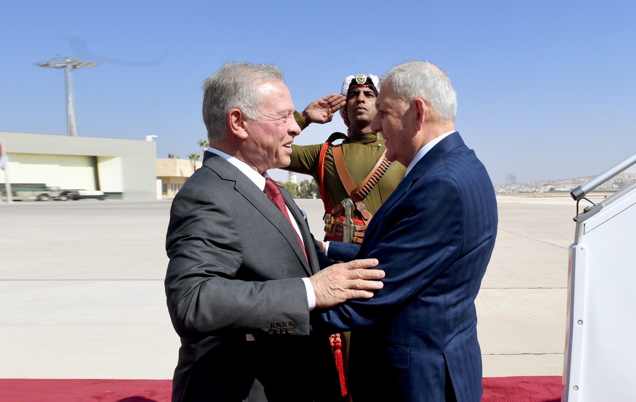 رئيس الجمهورية يصل إلى الاردن