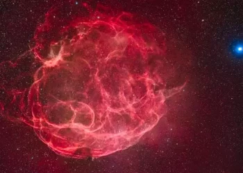 اكتشاف كوكب يبتلع 6 مليارات طن من الغاز والغبار في ثانية