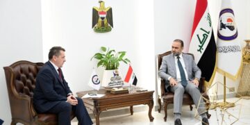 رئيس هيأة الإعلام والاتصالات يبحث مع السفير الأوكراني سبل التعاون في مكافحة التضليل وتعزيز دقة المعلومات