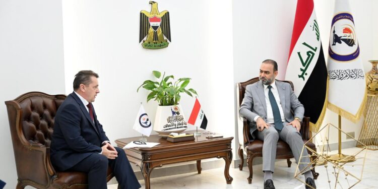 رئيس هيأة الإعلام والاتصالات يبحث مع السفير الأوكراني سبل التعاون في مكافحة التضليل وتعزيز دقة المعلومات