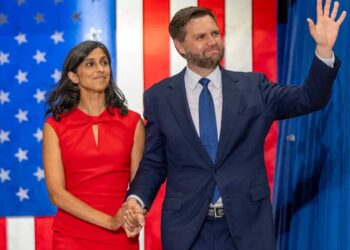 فانس يدافع عن رغبته بتحول زوجته الهندوسية إلى “المسيحية”