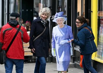 خزانة ملابس الملكة إليزابيث الثانية أمام العامة