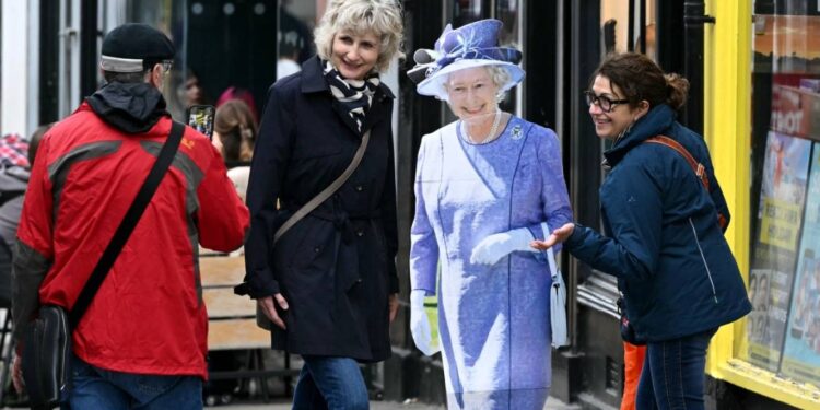 خزانة ملابس الملكة إليزابيث الثانية أمام العامة